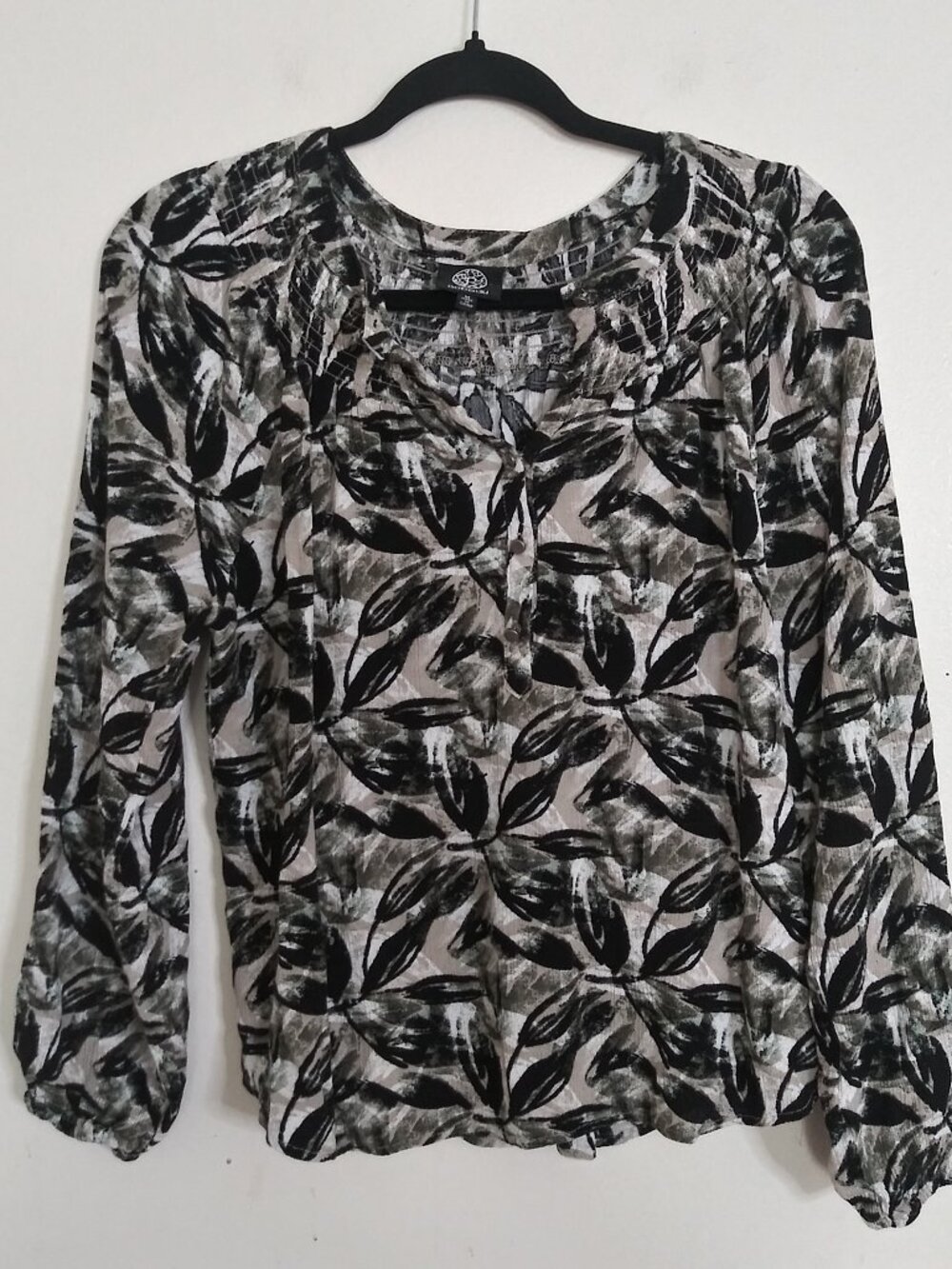 Bobeau Women's Medium Floral Abstract Print Peasant Blouse Black Mob Wives